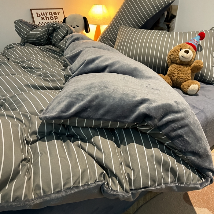 91家纺网 家纺一手货源 找家纺 悦织湾家纺 2025新款水洗棉牛奶绒单面绒单被套四件套双面两用春秋冬都可用学生宿舍四件套 单面绒浅灰细条