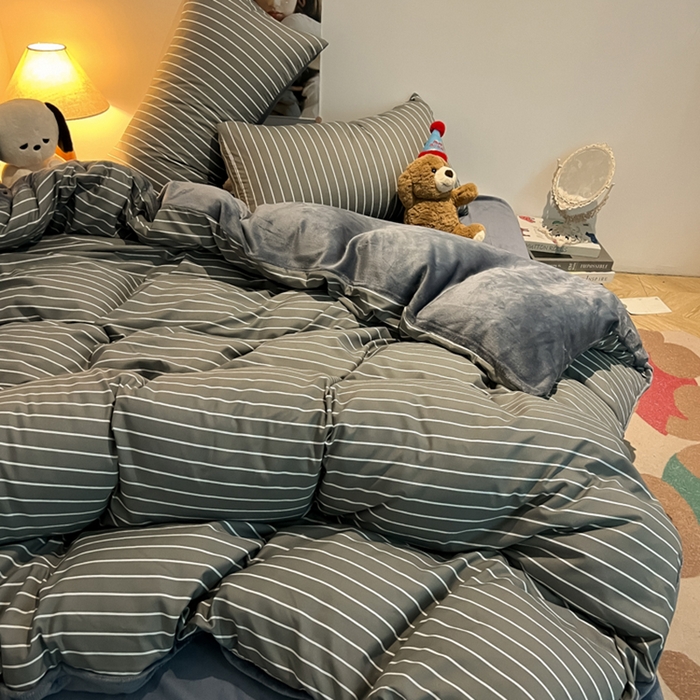91家纺网 家纺一手货源 找家纺 悦织湾家纺 2025新款水洗棉牛奶绒单面绒单被套四件套双面两用春秋冬都可用学生宿舍四件套 单面绒浅灰细条