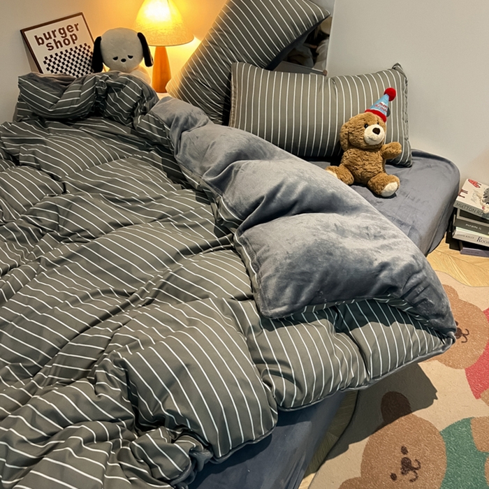 91家纺网 家纺一手货源 找家纺 悦织湾家纺 2025新款水洗棉牛奶绒单面绒单被套四件套双面两用春秋冬都可用学生宿舍四件套 单面绒浅灰细条