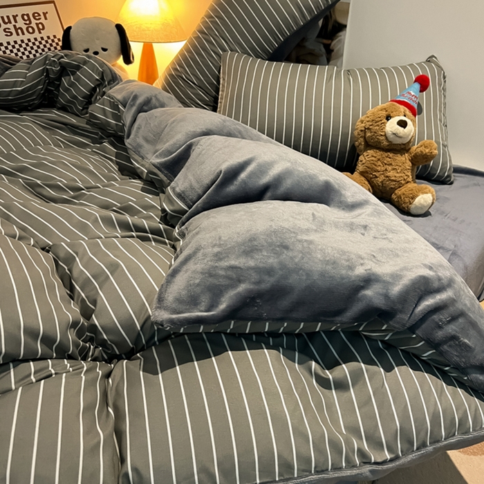 91家纺网 家纺一手货源 找家纺 悦织湾家纺 2025新款水洗棉牛奶绒单面绒单被套四件套双面两用春秋冬都可用学生宿舍四件套 单面绒浅灰细条