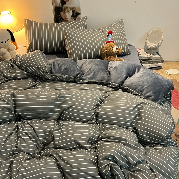 91家纺网 家纺一手货源 找家纺 悦织湾家纺 2025新款水洗棉牛奶绒单面绒单被套四件套双面两用春秋冬都可用学生宿舍四件套 单面绒浅灰细条