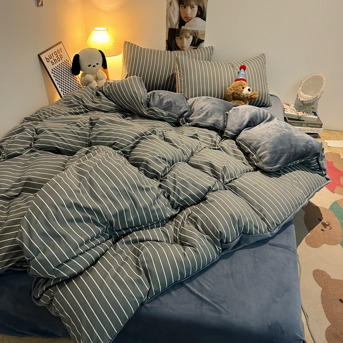 91家纺网 家纺一手货源 找家纺 悦织湾家纺 2025新款水洗棉牛奶绒单面绒单被套四件套双面两用春秋冬都可用学生宿舍四件套 单面绒浅灰细条