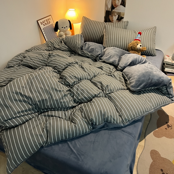 91家纺网 家纺一手货源 找家纺 悦织湾家纺 2025新款水洗棉牛奶绒单面绒单被套四件套双面两用春秋冬都可用学生宿舍四件套 单面绒浅灰细条