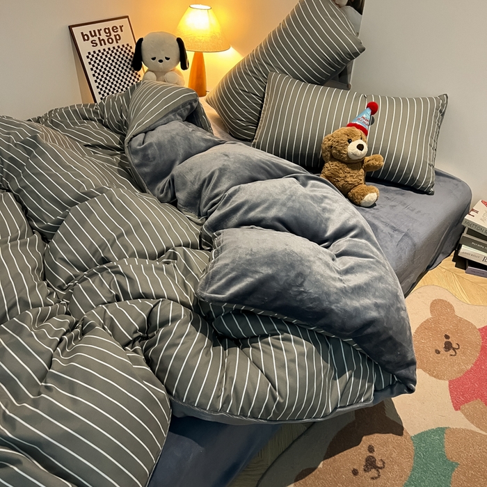 91家纺网 家纺一手货源 找家纺 悦织湾家纺 2025新款水洗棉牛奶绒单面绒单被套四件套双面两用春秋冬都可用学生宿舍四件套 单面绒浅灰细条