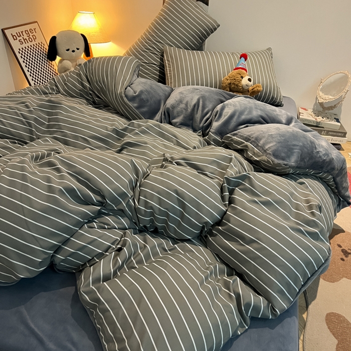 91家纺网 家纺一手货源 找家纺 悦织湾家纺 2025新款水洗棉牛奶绒单面绒单被套四件套双面两用春秋冬都可用学生宿舍四件套 单面绒浅灰细条