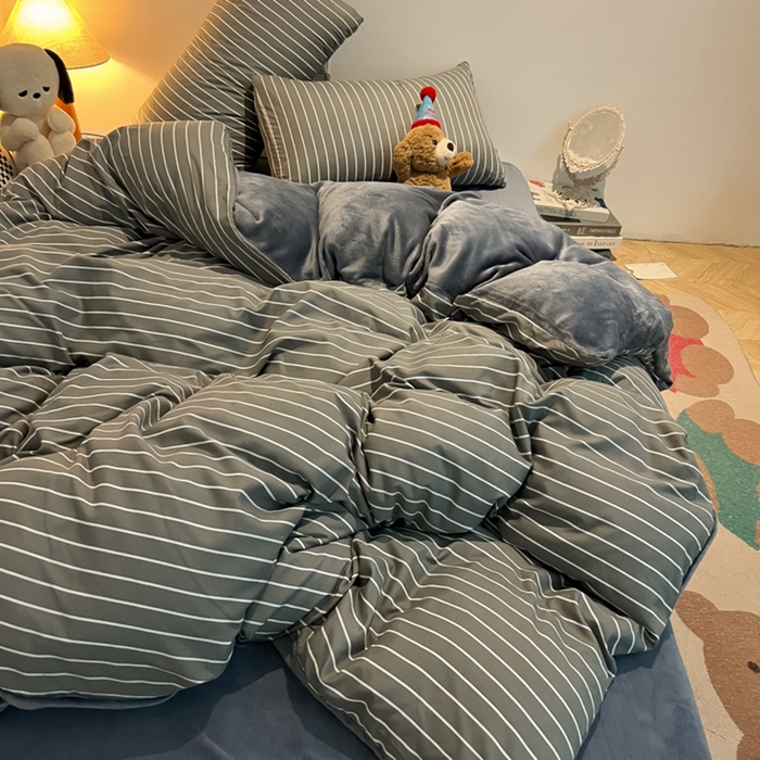 91家纺网 家纺一手货源 找家纺 悦织湾家纺 2025新款水洗棉牛奶绒单面绒单被套四件套双面两用春秋冬都可用学生宿舍四件套 单面绒浅灰细条