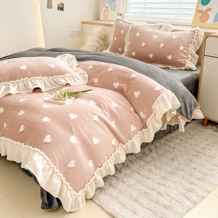 91家纺网 家纺一手货源 找家纺 橘子家 2025轻奢法式花边公主风婴儿绒牛奶绒高克重四件套 爱恋