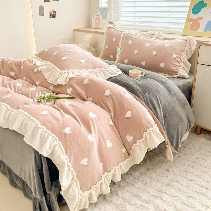 91家纺网 家纺一手货源 找家纺 橘子家 2025轻奢法式花边公主风婴儿绒牛奶绒高克重四件套 爱恋