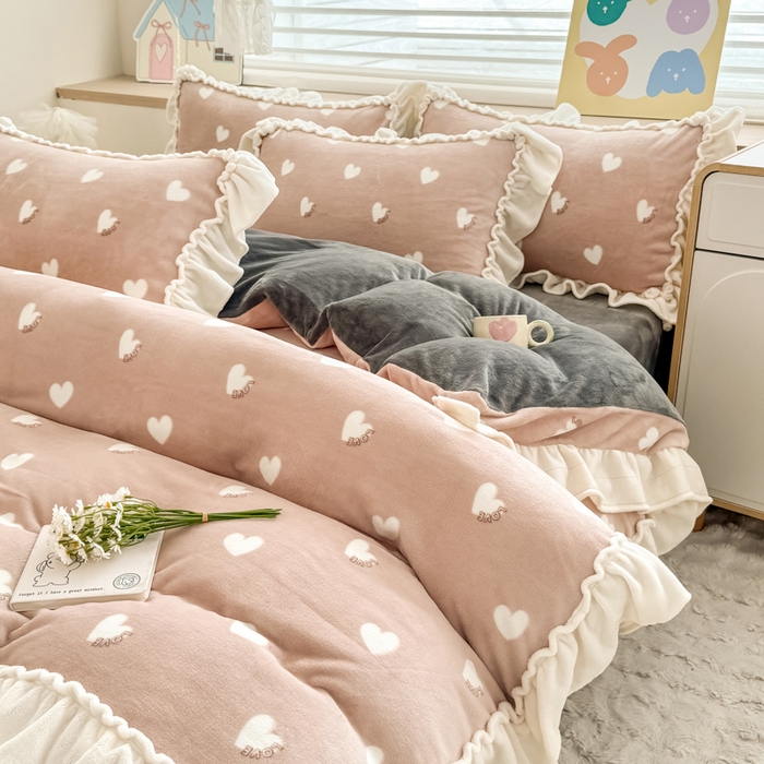 91家纺网 家纺一手货源 找家纺 橘子家 2025轻奢法式花边公主风婴儿绒牛奶绒高克重四件套 爱恋