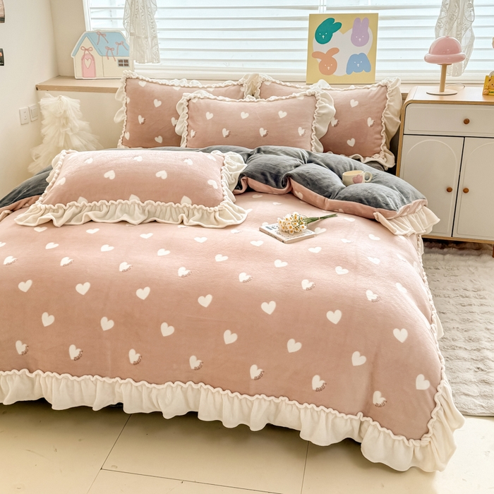 91家纺网 家纺一手货源 找家纺 橘子家 2025轻奢法式花边公主风婴儿绒牛奶绒高克重四件套 爱恋