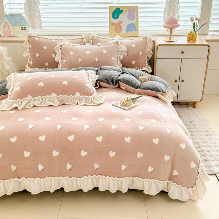 91家纺网 家纺一手货源 找家纺 橘子家 2025轻奢法式花边公主风婴儿绒牛奶绒高克重四件套 爱恋