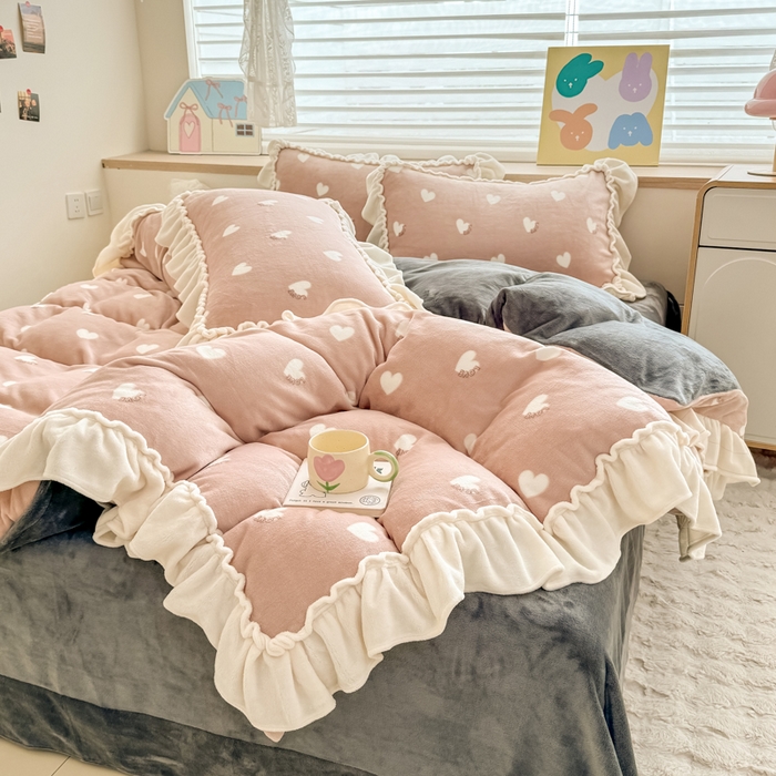 91家纺网 家纺一手货源 找家纺 橘子家 2025轻奢法式花边公主风婴儿绒牛奶绒高克重四件套 爱恋