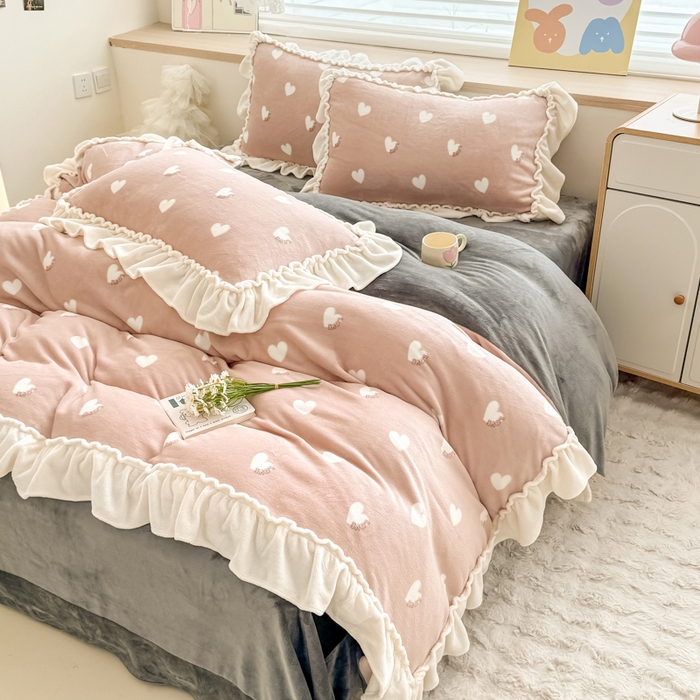 91家纺网 家纺一手货源 找家纺 橘子家 2025轻奢法式花边公主风婴儿绒牛奶绒高克重四件套 爱恋