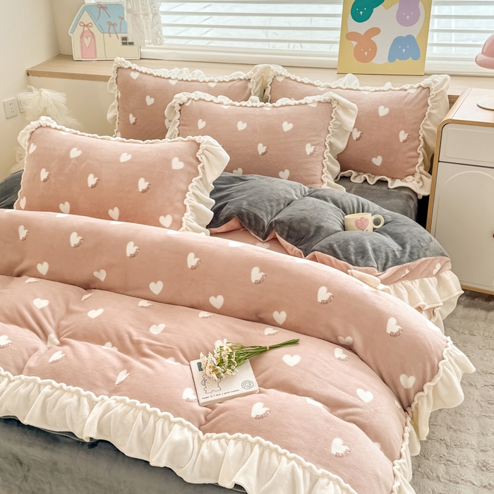 91家纺网 家纺一手货源 找家纺 橘子家 2025轻奢法式花边公主风婴儿绒牛奶绒高克重四件套 爱恋