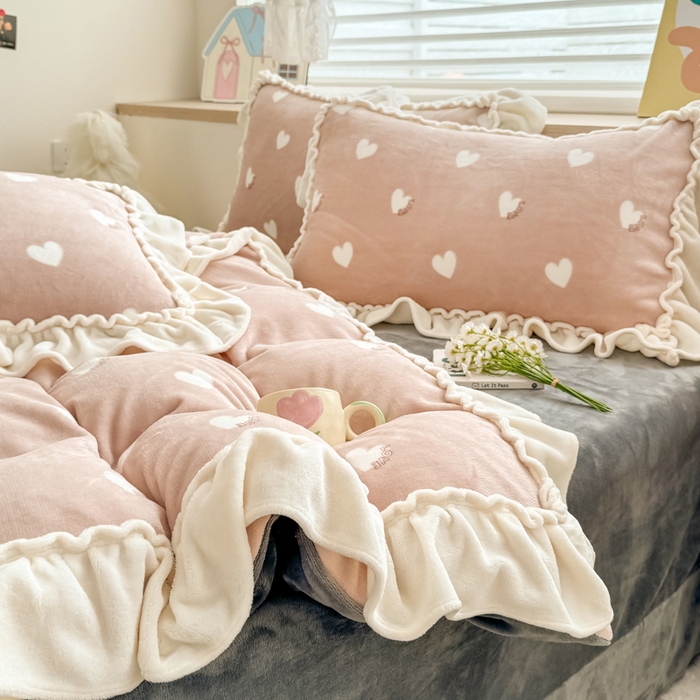 91家纺网 家纺一手货源 找家纺 橘子家 2025轻奢法式花边公主风婴儿绒牛奶绒高克重四件套 爱恋