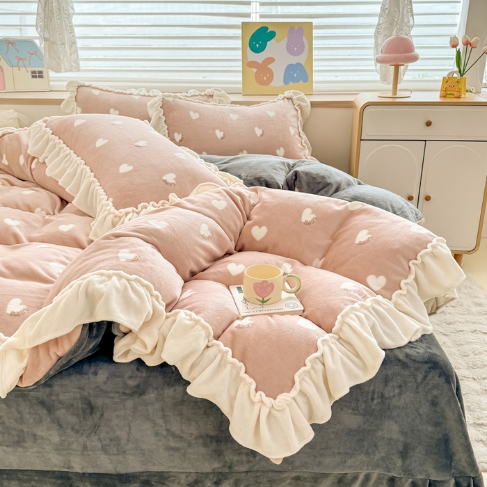 91家纺网 家纺一手货源 找家纺 橘子家 2025轻奢法式花边公主风婴儿绒牛奶绒高克重四件套 爱恋