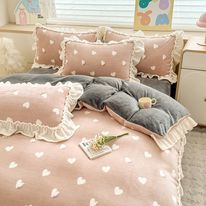 91家纺网 家纺一手货源 找家纺 橘子家 2025轻奢法式花边公主风婴儿绒牛奶绒高克重四件套 爱恋