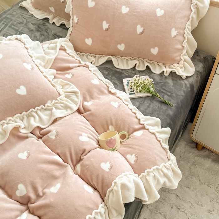 91家纺网 家纺一手货源 找家纺 橘子家 2025轻奢法式花边公主风婴儿绒牛奶绒高克重四件套 爱恋