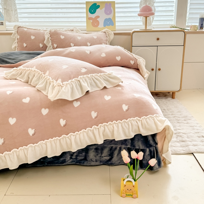 91家纺网 家纺一手货源 找家纺 橘子家 2025轻奢法式花边公主风婴儿绒牛奶绒高克重四件套 爱恋