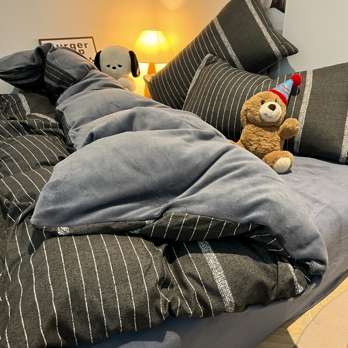 91家纺网 家纺一手货源 找家纺 悦织湾家纺 2025新款水洗棉牛奶绒单面绒单被套四件套双面两用春秋冬都可用学生宿舍四件套 单面绒绅士灰条