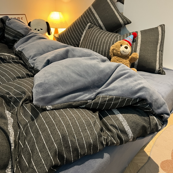 91家纺网 家纺一手货源 找家纺 悦织湾家纺 2025新款水洗棉牛奶绒单面绒单被套四件套双面两用春秋冬都可用学生宿舍四件套 单面绒绅士灰条