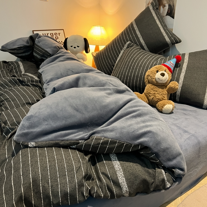 91家纺网 家纺一手货源 找家纺 悦织湾家纺 2025新款水洗棉牛奶绒单面绒单被套四件套双面两用春秋冬都可用学生宿舍四件套 单面绒绅士灰条