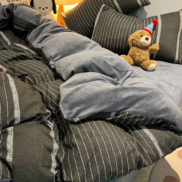 91家纺网 家纺一手货源 找家纺 悦织湾家纺 2025新款水洗棉牛奶绒单面绒单被套四件套双面两用春秋冬都可用学生宿舍四件套 单面绒绅士灰条