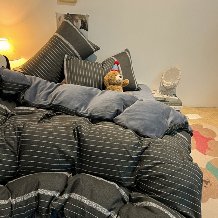 91家纺网 家纺一手货源 找家纺 悦织湾家纺 2025新款水洗棉牛奶绒单面绒单被套四件套双面两用春秋冬都可用学生宿舍四件套 单面绒绅士灰条