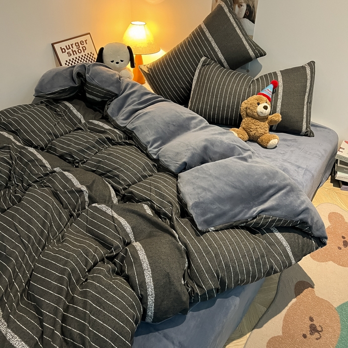 91家纺网 家纺一手货源 找家纺 悦织湾家纺 2025新款水洗棉牛奶绒单面绒单被套四件套双面两用春秋冬都可用学生宿舍四件套 单面绒绅士灰条