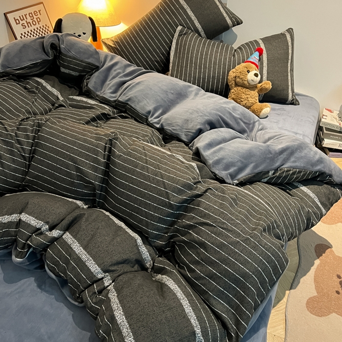 91家纺网 家纺一手货源 找家纺 悦织湾家纺 2025新款水洗棉牛奶绒单面绒单被套四件套双面两用春秋冬都可用学生宿舍四件套 单面绒绅士灰条