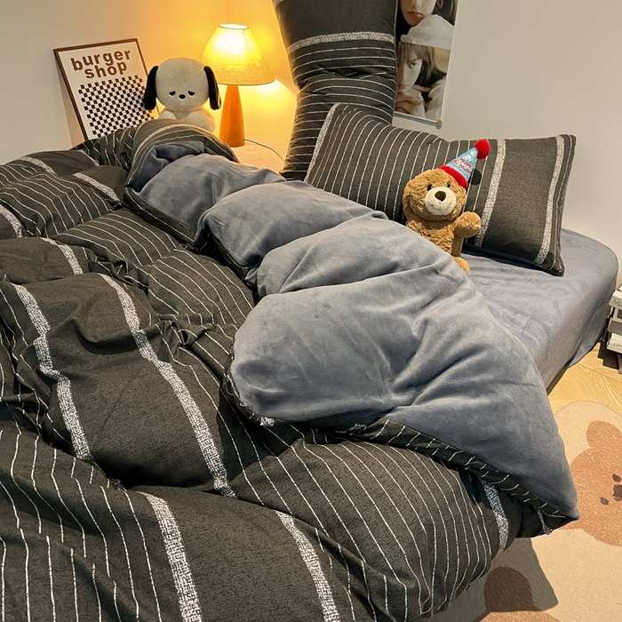 91家纺网 家纺一手货源 找家纺 悦织湾家纺 2025新款水洗棉牛奶绒单面绒单被套四件套双面两用春秋冬都可用学生宿舍四件套 单面绒绅士灰条