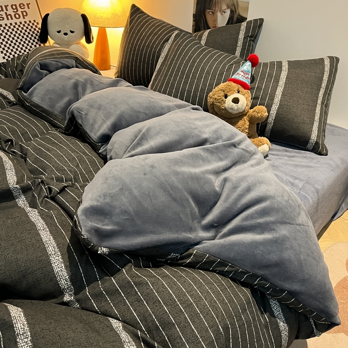 91家纺网 家纺一手货源 找家纺 悦织湾家纺 2025新款水洗棉牛奶绒单面绒单被套四件套双面两用春秋冬都可用学生宿舍四件套 单面绒绅士灰条