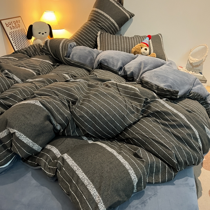 91家纺网 家纺一手货源 找家纺 悦织湾家纺 2025新款水洗棉牛奶绒单面绒单被套四件套双面两用春秋冬都可用学生宿舍四件套 单面绒绅士灰条