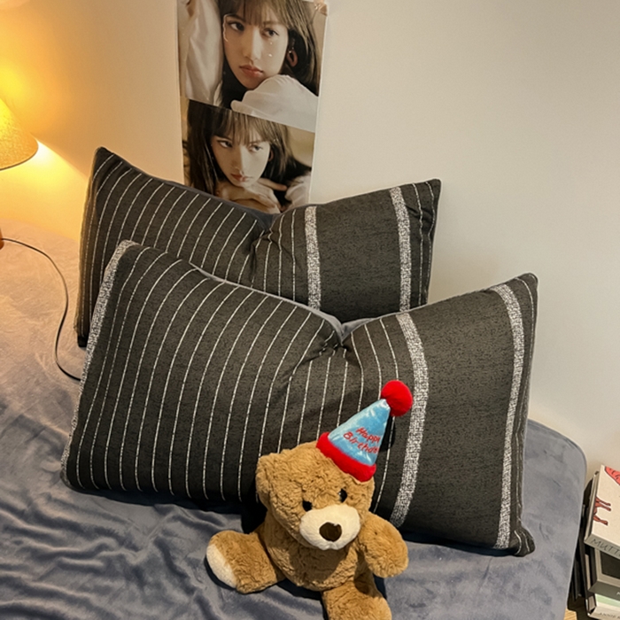 91家纺网 家纺一手货源 找家纺 悦织湾家纺 2025新款水洗棉牛奶绒单面绒单被套四件套双面两用春秋冬都可用学生宿舍四件套 单面绒绅士灰条