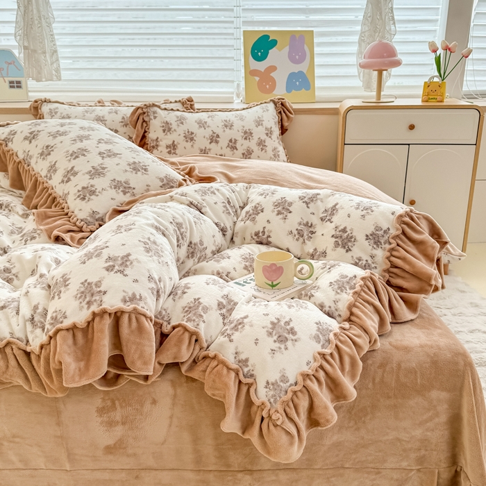 91家纺网 家纺一手货源 找家纺 橘子家 2025轻奢法式花边公主风婴儿绒牛奶绒高克重四件套 茶野