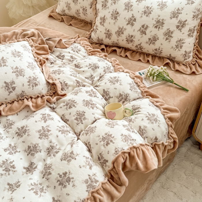 91家纺网 家纺一手货源 找家纺 橘子家 2025轻奢法式花边公主风婴儿绒牛奶绒高克重四件套 茶野