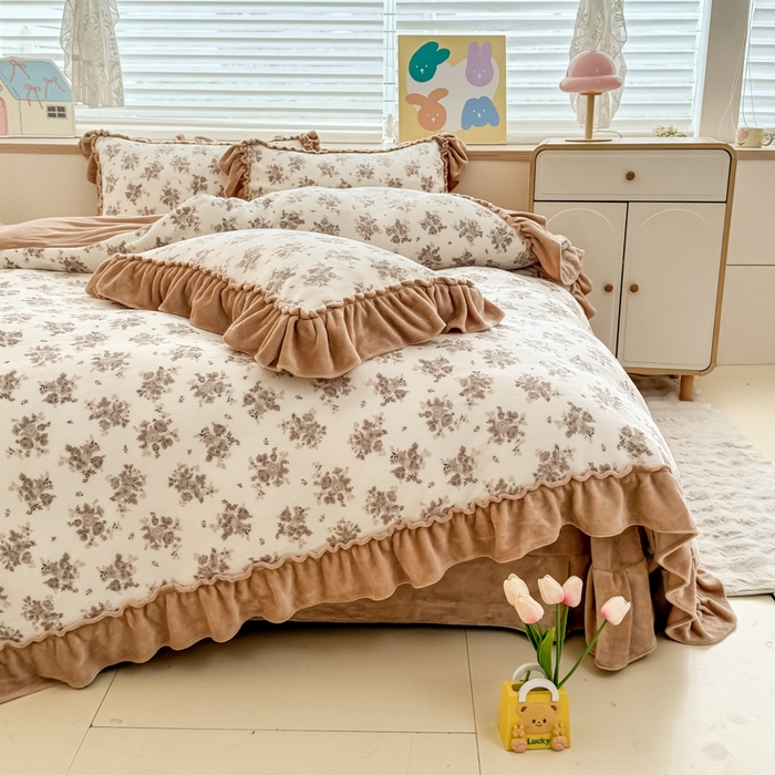 91家纺网 家纺一手货源 找家纺 橘子家 2025轻奢法式花边公主风婴儿绒牛奶绒高克重四件套 茶野