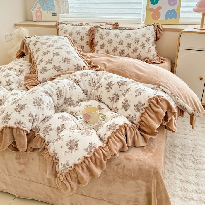 91家纺网 家纺一手货源 找家纺 橘子家 2025轻奢法式花边公主风婴儿绒牛奶绒高克重四件套 茶野