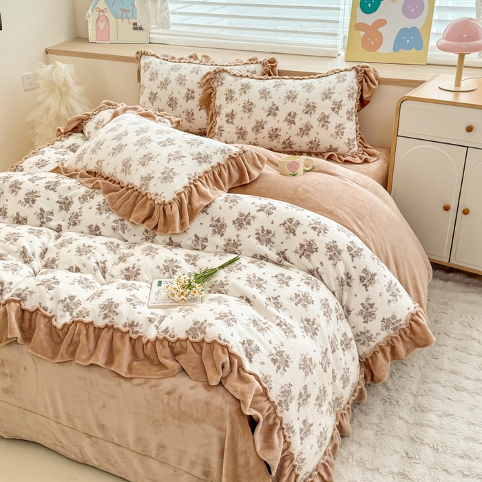 91家纺网 家纺一手货源 找家纺 橘子家 2025轻奢法式花边公主风婴儿绒牛奶绒高克重四件套 茶野