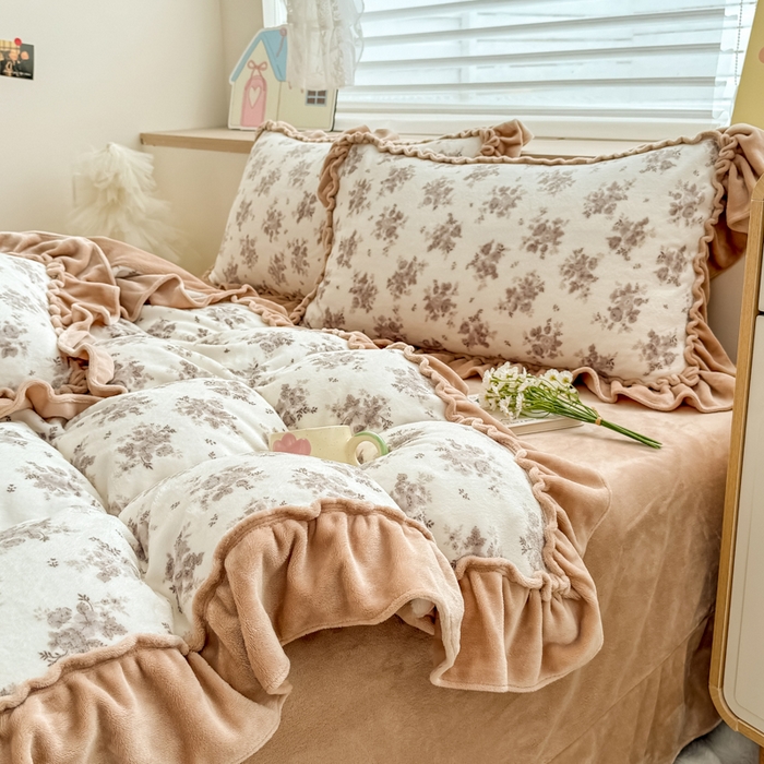 91家纺网 家纺一手货源 找家纺 橘子家 2025轻奢法式花边公主风婴儿绒牛奶绒高克重四件套 茶野