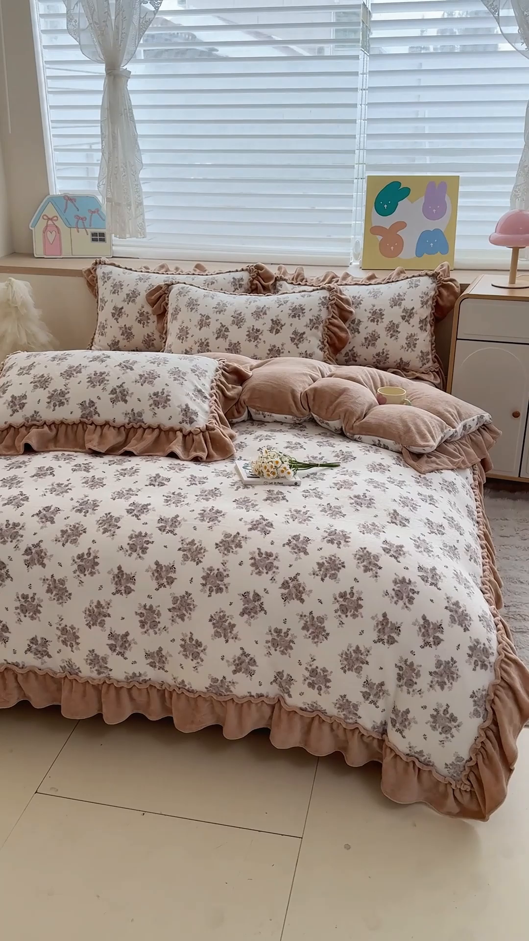 91家纺网 家纺一手货源 找家纺 橘子家 2025轻奢法式花边公主风婴儿绒牛奶绒高克重四件套 茶野