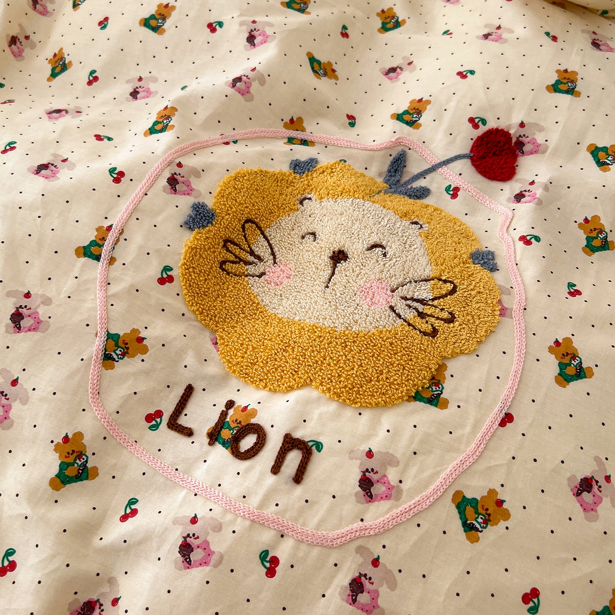 91家纺网 家纺一手货源 找家纺 舒居家纺 2025新款13070全棉纯棉毛巾绣四件套 蛋糕熊