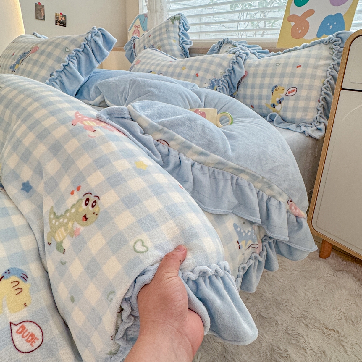 91家纺网 家纺一手货源 找家纺 橘子家 2025轻奢法式花边公主风婴儿绒牛奶绒高克重四件套 欢乐恐龙