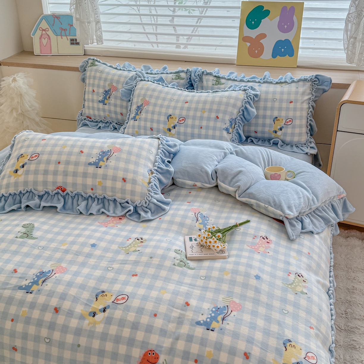 91家纺网 家纺一手货源 找家纺 橘子家 2025轻奢法式花边公主风婴儿绒牛奶绒高克重四件套 欢乐恐龙