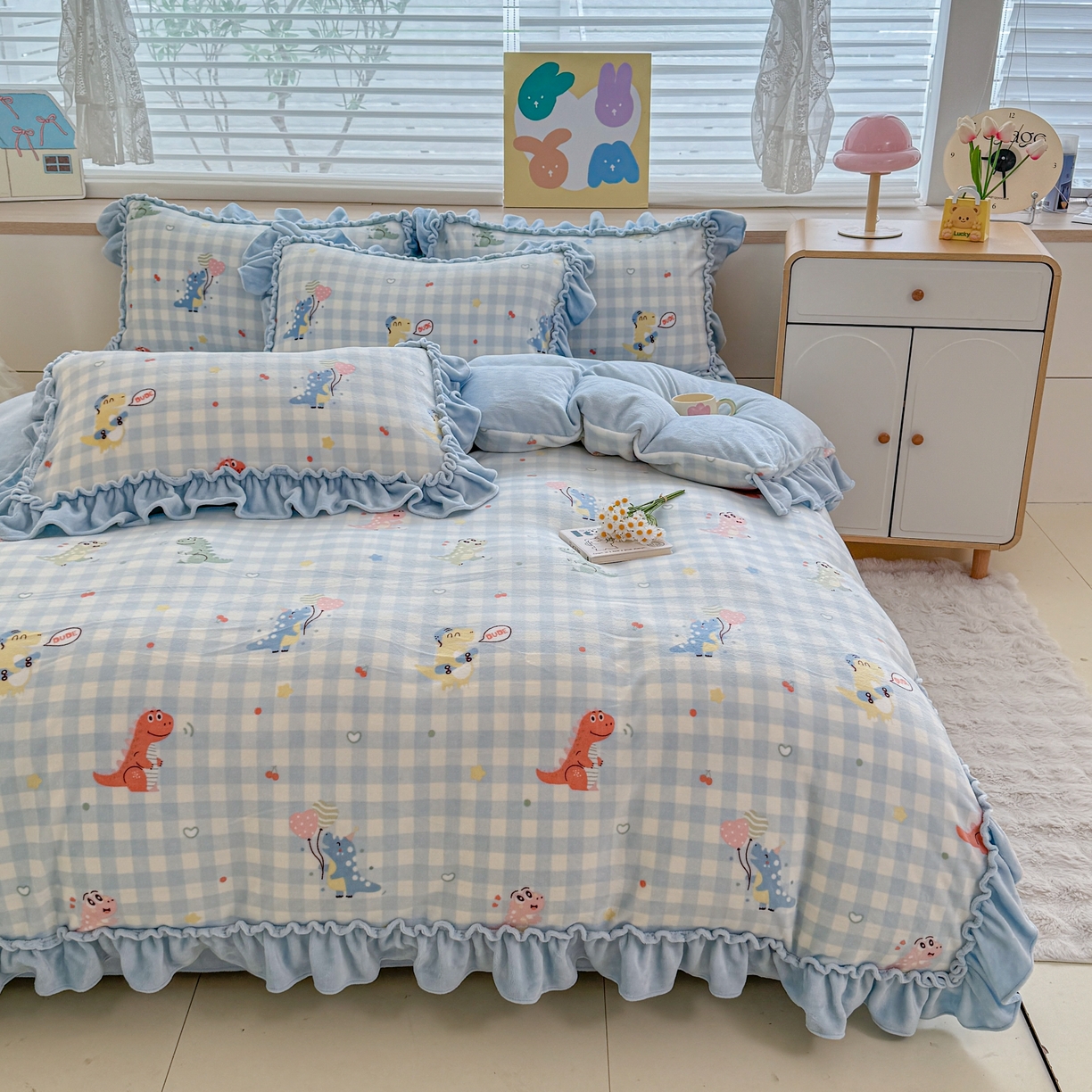 91家纺网 家纺一手货源 找家纺 橘子家 2025轻奢法式花边公主风婴儿绒牛奶绒高克重四件套 欢乐恐龙