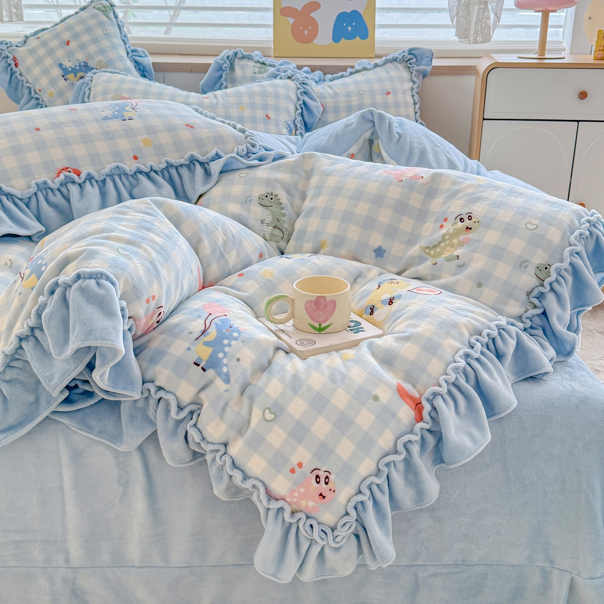 91家纺网 家纺一手货源 找家纺 橘子家 2025轻奢法式花边公主风婴儿绒牛奶绒高克重四件套 欢乐恐龙