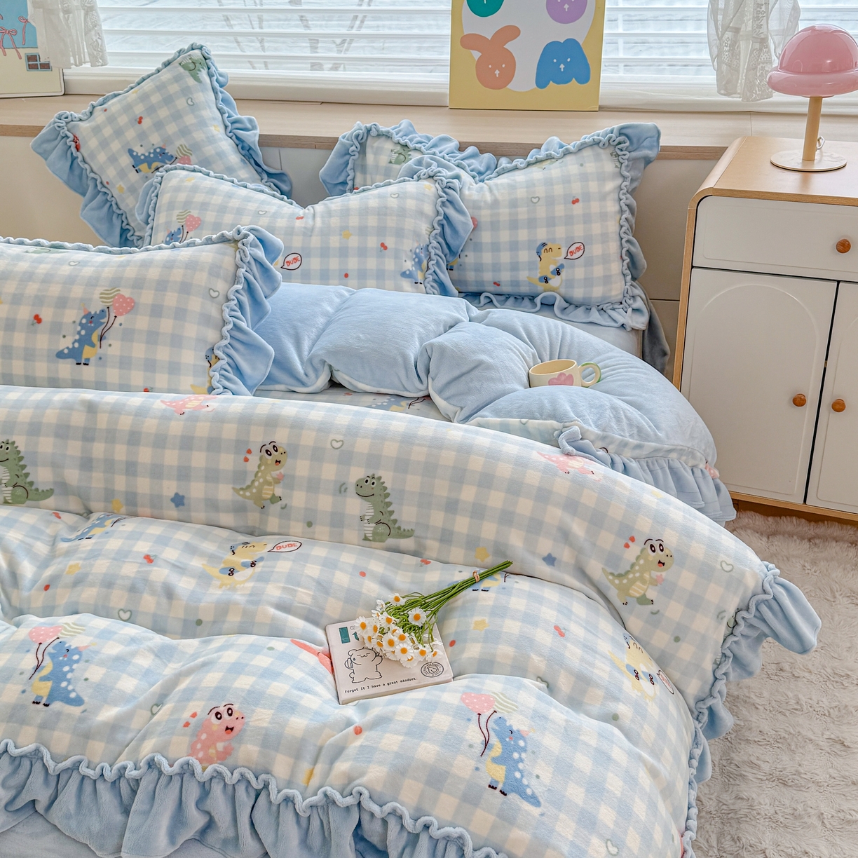 91家纺网 家纺一手货源 找家纺 橘子家 2025轻奢法式花边公主风婴儿绒牛奶绒高克重四件套 欢乐恐龙