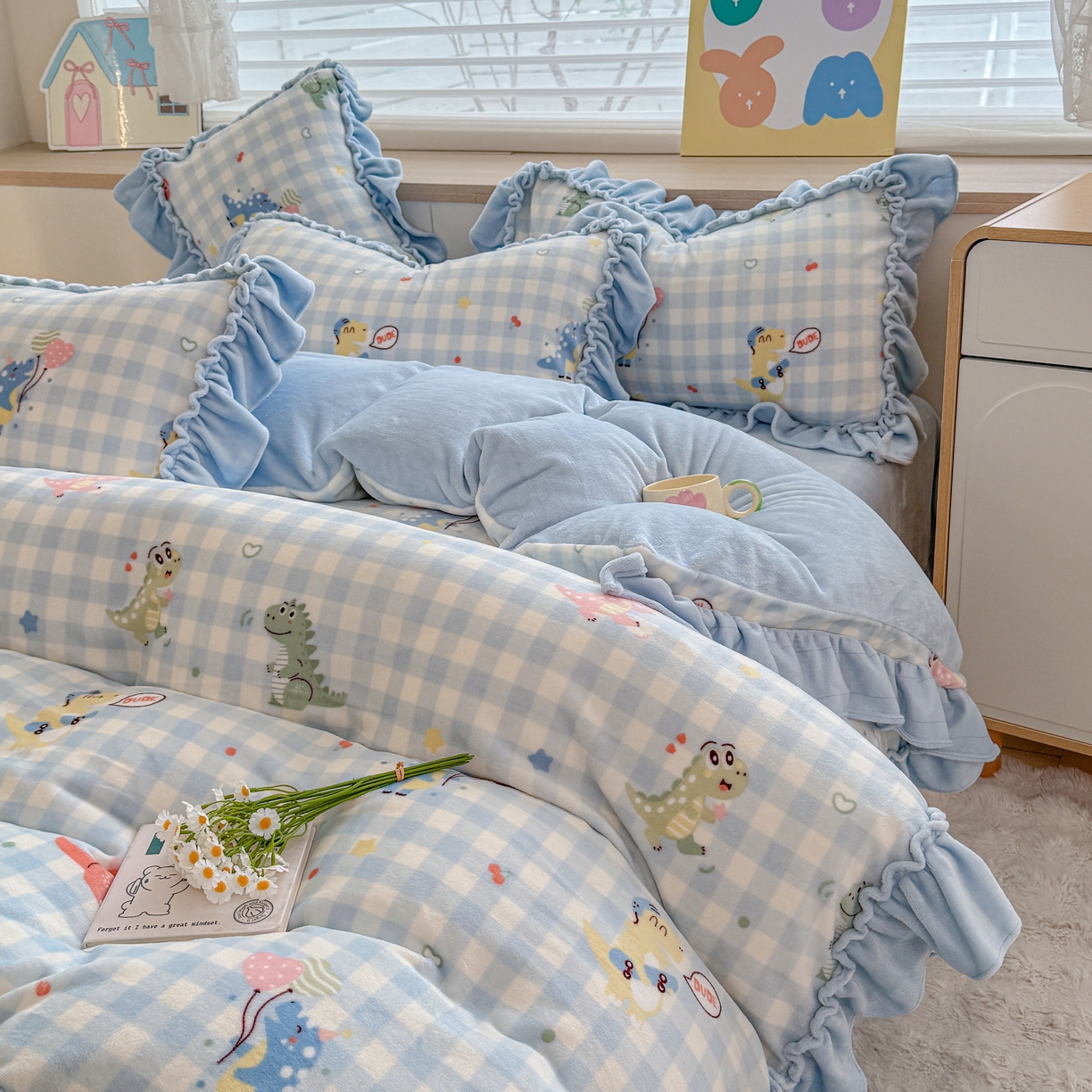 91家纺网 家纺一手货源 找家纺 橘子家 2025轻奢法式花边公主风婴儿绒牛奶绒高克重四件套 欢乐恐龙