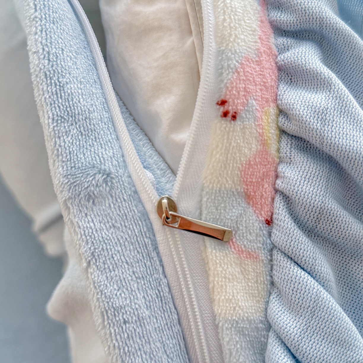 91家纺网 家纺一手货源 找家纺 橘子家 2025轻奢法式花边公主风婴儿绒牛奶绒高克重四件套 欢乐恐龙