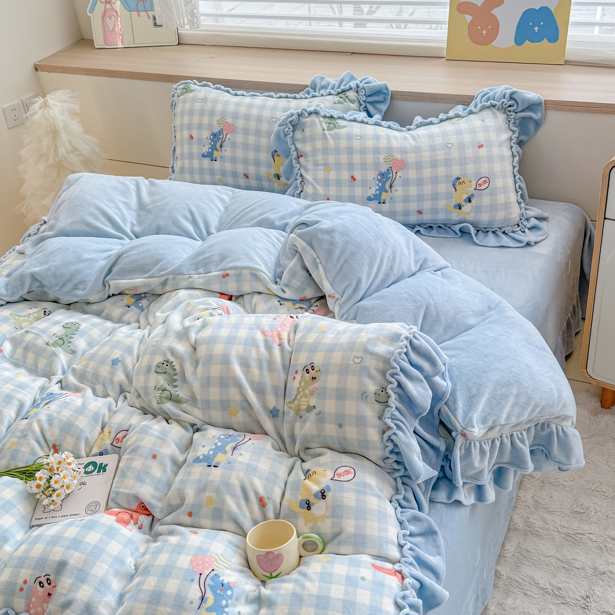 91家纺网 家纺一手货源 找家纺 橘子家 2025轻奢法式花边公主风婴儿绒牛奶绒高克重四件套 欢乐恐龙